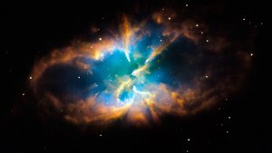 Nébuleuse planétaire NGC 2818 dans la constellation sud de Pyxis (La Boussole). Les couches et la coquille de gaz brillantes ont été créées lorsqu